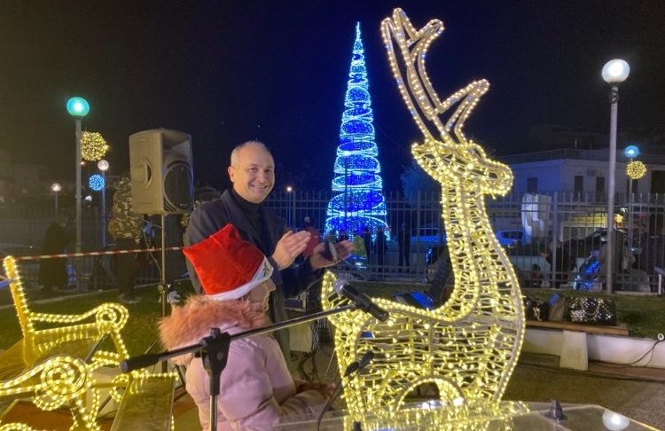 Με κέφι και μελωδίες άναψε το χριστουγεννιάτικο δέντρο της Μεταμόρφωσης