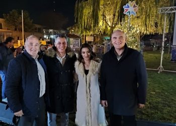 Φωταγωγήθηκε το χριστουγεννιάτικο δέντρο από τον Εμπορικό & Επαγγελματικό Σύλλογο Διονύσου