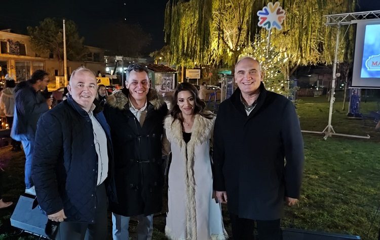 Φωταγωγήθηκε το χριστουγεννιάτικο δέντρο από τον Εμπορικό & Επαγγελματικό Σύλλογο Διονύσου