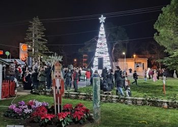Με πολλά χαμόγελα και happenings φωταγωγήθηκε το χριστουγεννιάτικο δέντρο (Βίντεο)