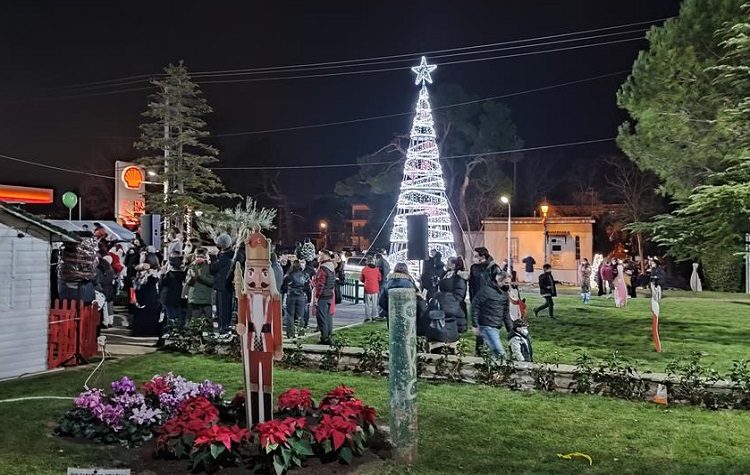 Με πολλά χαμόγελα και happenings φωταγωγήθηκε το χριστουγεννιάτικο δέντρο (Βίντεο)