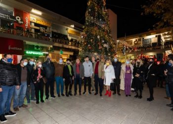 Φωταγώγηση χριστουγεννιάτικου δέντρου: Ήχος και φως πλημμύρισαν το κέντρο της Κηφισιάς