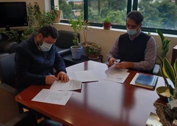 Υπογράφηκε η σύμβαση για την απόσυρση εγκαταλελειμμένων οχημάτων