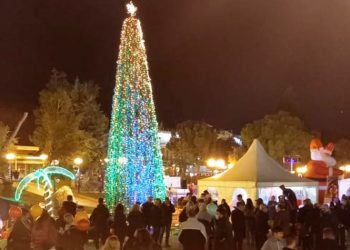 Σε εορταστικούς ρυθμούς η πόλη - Φωταγωγήθηκε το Χριστουγεννιάτικο δέντρο της κεντρικής πλατείας