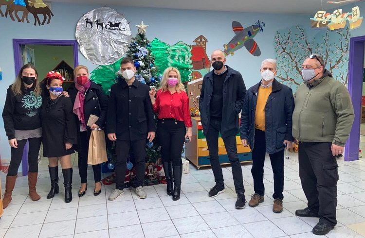 Έψαλαν τα κάλαντα στον δήμαρχο Μεταμόρφωσης