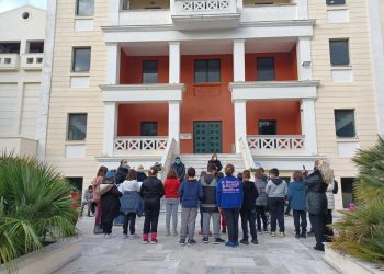 Τα χριστουγεννιάτικα κάλαντα από τους μαθητές του 2ου Δημοτικού Πεύκης άκουσε ο Τάσος Μαυρίδης