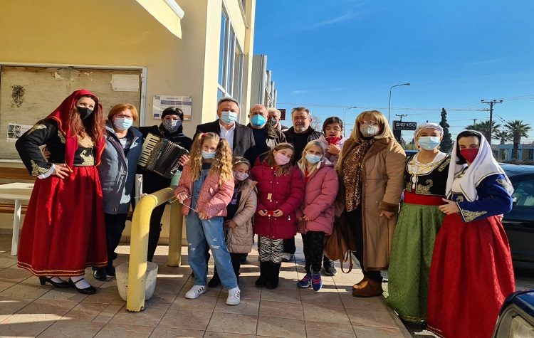 Ο Πολιτιστικός Σύλλογος Κρητών Ωρωπού και Πέριξ Περιοχών «Η Μεγαλόνησος» τα …ψάλλε στον δήμαρχο