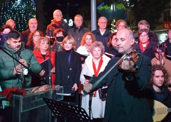 Φαντασμαγορική η φωταγώγηση του Χριστουγεννιάτικου Δέντρου στη Νέα Ιωνία