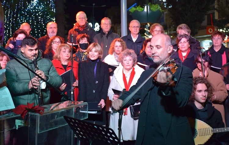 Φαντασμαγορική η φωταγώγηση του Χριστουγεννιάτικου Δέντρου στη Νέα Ιωνία