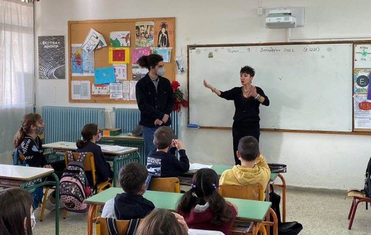 Σοφία Ρομπόλη: «Μάθημα» νοηματικής και ανθρωπιάς στο 1ο Δημοτικό Σχολείο Χολαργού