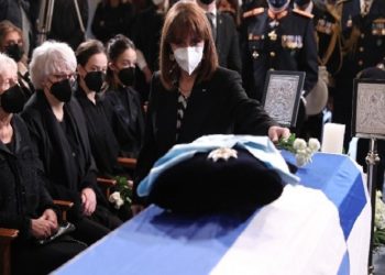 Το τελευταίο άντιο στον Κάρολο Παπούλια - Με τιμές αρχηγού κράτους η κηδεία του πρώην ΠτΔ