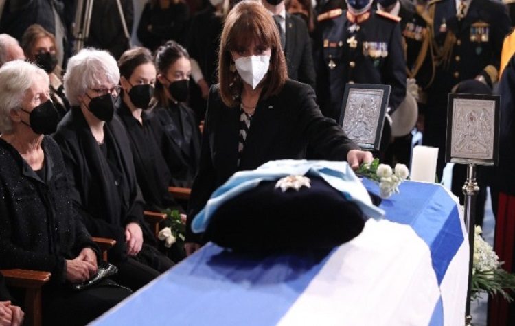 Το τελευταίο άντιο στον Κάρολο Παπούλια - Με τιμές αρχηγού κράτους η κηδεία του πρώην ΠτΔ