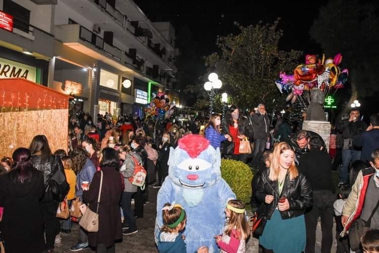 Άναψε το Χριστουγεννιάτικο Δέντρο και στην Πεύκη
