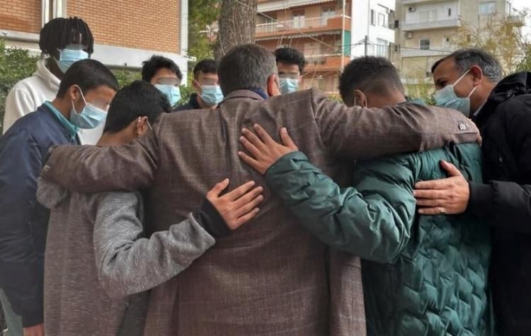 Δώρα και ευχές σε προσφυγόπουλα μοίρασε ο Αλέξης Τσίπρας