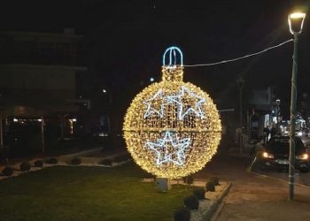 Άγνωστοι προκάλεσαν φθορές στη χριστουγεννιάτικη μπάλα που βρίσκεται στην κεντρική πλατεία της Μεταμόρφωσης