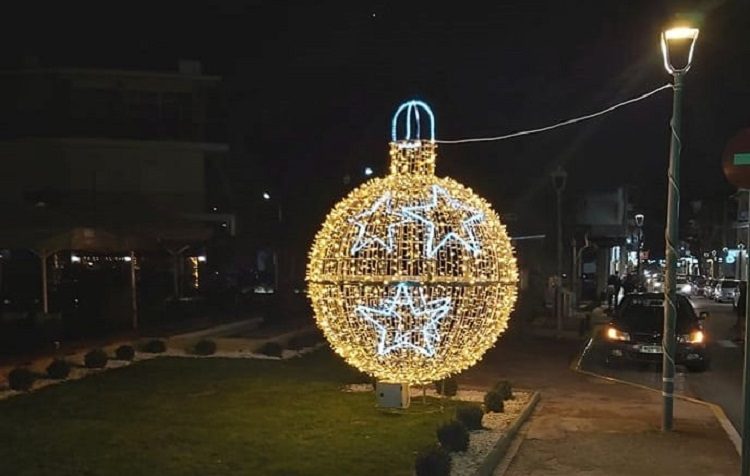 Άγνωστοι προκάλεσαν φθορές στη χριστουγεννιάτικη μπάλα που βρίσκεται στην κεντρική πλατεία της Μεταμόρφωσης