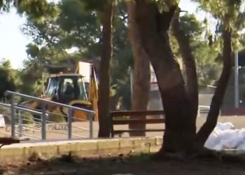 9ο Δημοτικό Σχολείο: Επιστροφή στα θρανία με εκχιονιστικά και καλαθοφόρα (Βίντεο)