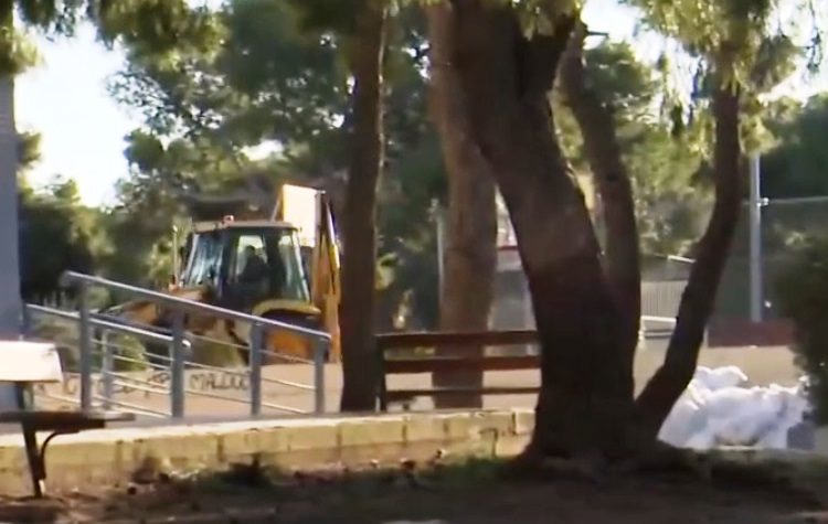 9ο Δημοτικό Σχολείο: Επιστροφή στα θρανία με εκχιονιστικά και καλαθοφόρα (Βίντεο)