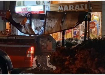 Το χιόνι καταπλάκωσε στάση λεωφορείου στην οδό Αγίου Ιωάννου