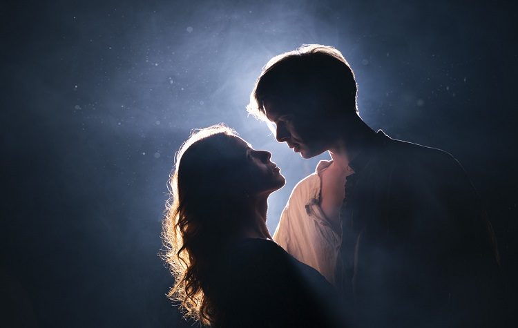 Πρεμιέρα για το «Ανάμεσα σε δύο κόσμους» τη Δευτέρα 31 Ιανουαρίου στο Σύγχρονο Θέατρο