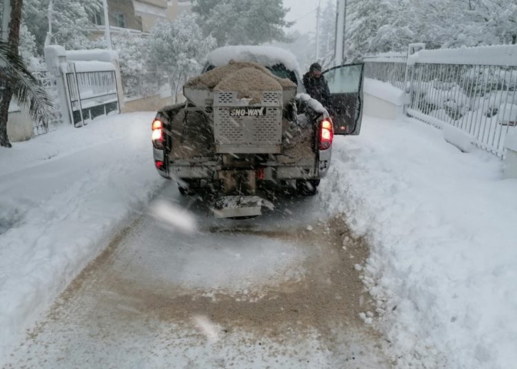 Εξασφαλισμένη η πρόσβαση στα νοσοκομεία, 11 οχήματα επιχειρούν για τον εκχιονισμό