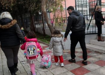 ΥΠΕΣ: Επιστρέφουν οι άδειες ειδικού σκοπού για γονείς μαθητών με κορωνοϊό, αρχικά στο δημόσιο