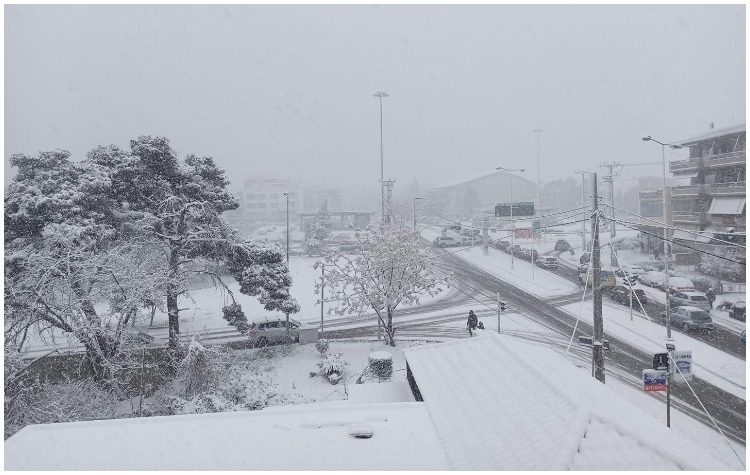 Προβλήματα λόγω χιονιού στο Χαλάνδρι - Έκτακτα μέτρα από τον Δήμο (Εικόνες)