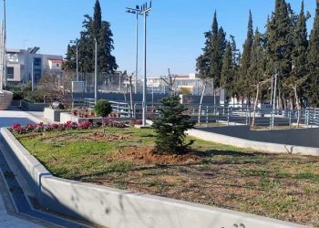 Συνεχίζονται οι εργασίες καλλωπισμού σε κοινόχρηστους χώρους