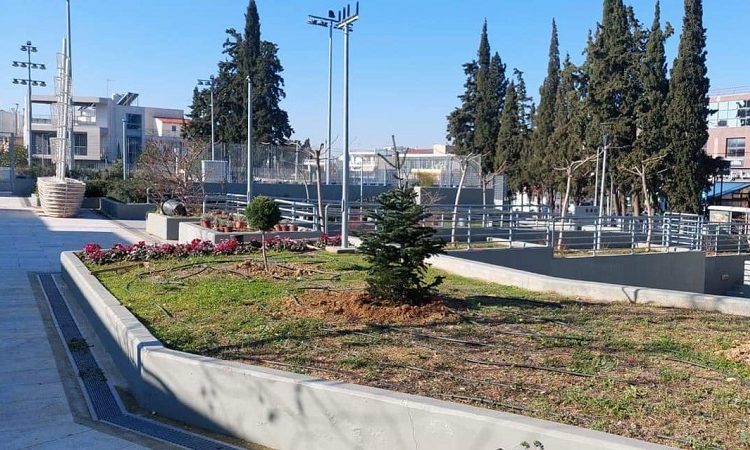 Συνεχίζονται οι εργασίες καλλωπισμού σε κοινόχρηστους χώρους