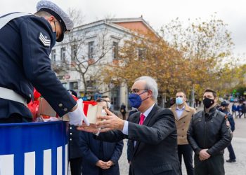 Και φέτος η εθιμοτυπική προσφορά δώρων στον τροχονόμο Κηφισιάς