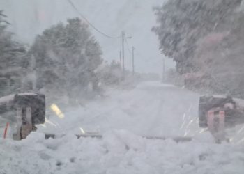 Επιτυχημένη επιχείρηση απεγκλωβισμού πολιτών που βρισκόντουσαν ακινητοποιημένοι σε ΚΤΕΛ στον Ωρωπό