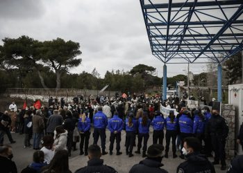 Θλίψη στο Παίδων Πεντέλης: Διαμαρτυρία γιατρών σε αστυνομικό κλοιό