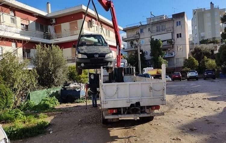 Συνεχίζεται η περισυλλογή εγκαταλελειμμένων οχημάτων από τους δρόμους του Δήμου