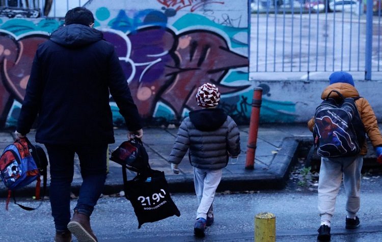 Υπουργείο Εργασίας: Ενεργοποιείται Ειδική άδεια COVID για γονείς μαθητών με κορωνοϊό