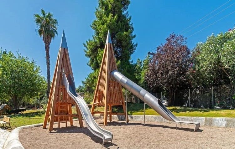 Ο Δήμος ελέγχει τις παιδικές χαρές για πιθανές καταστροφές σε δέντρα από την κακοκαιρία