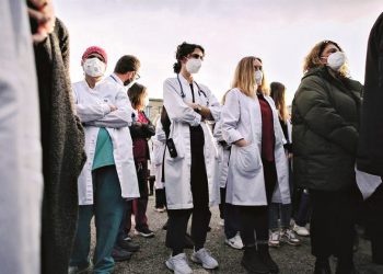 Κατώτεροι των περιστάσεων