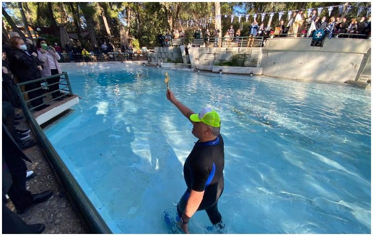 Θεοφάνεια στου Παπάγου με τον αντιδήμαρχο να πιάνει τον σταυρό (Εικόνες)