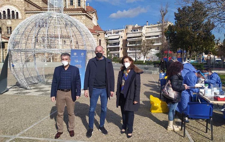 Μεγάλη συμμετοχή των πολιτών στη διενέργια rapid test στην πλατεία Μεταμόρφωσης