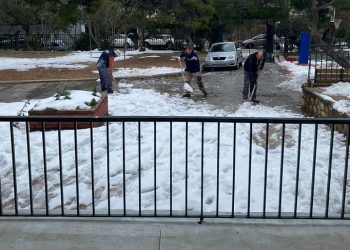 Αγώνας δρόμου για να καθαριστούν από το χιόνι τα σχολεία ενόψει της επιστροφής των μαθητών στα θρανία