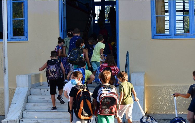 Συλλόγος Εκπ/κών Π.Ε. Αμαρουσίου: «Εγκληματικές ευθύνες ΥΠΑΙΘ και κυβέρνησης για τον τρόπο ανοίγματος των σχολείων»