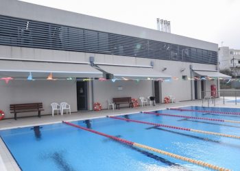 Τέντες τοποθετήθηκαν στο κολυμβητήριο της Λυκόβρυσης