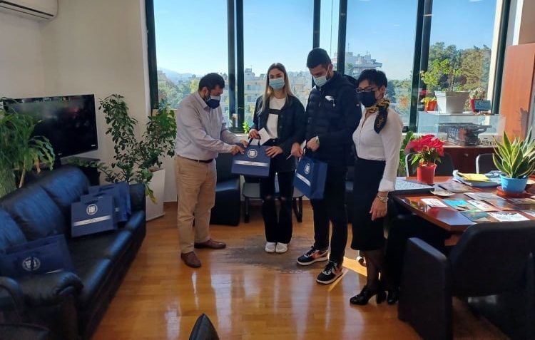 Τους επιτυχόντες των Πανελληνίων εξετάσεων βράβευσε ο Τάσος Μαυρίδης