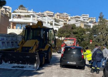 3Β: Συνεχίζεται για τρίτη μέρα η επιχείρηση καθαρισμού των δρόμων