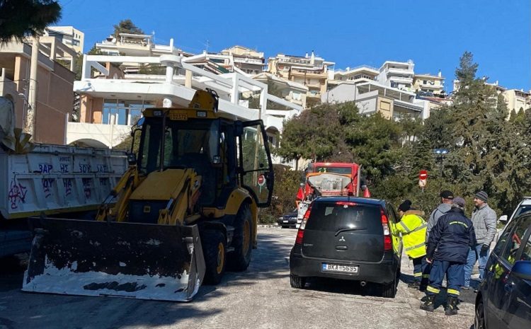 3Β: Συνεχίζεται για τρίτη μέρα η επιχείρηση καθαρισμού των δρόμων