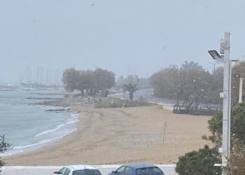 Ελαφριά χιονόπτωση και στην παραλία της Βούλας