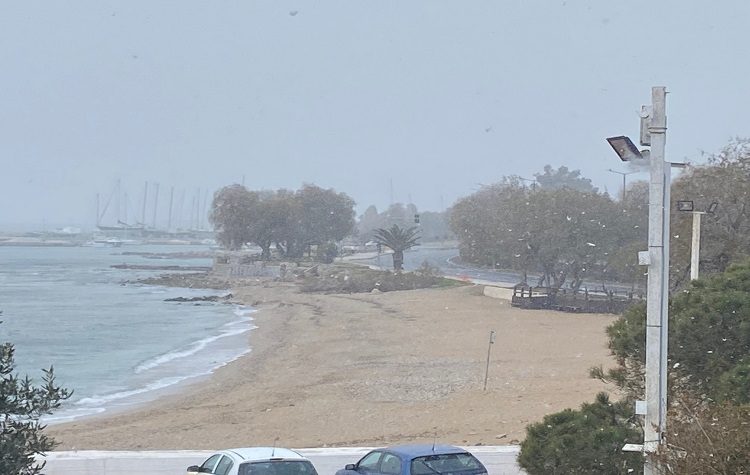 Ελαφριά χιονόπτωση και στην παραλία της Βούλας