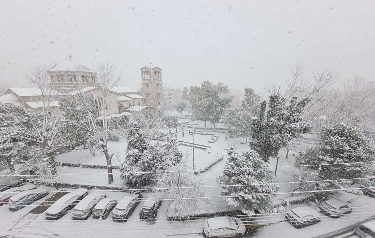 Χιονισμένη η μαρίνα της Γλυφάδας