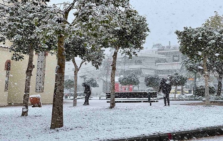 Με βορειοελλαδίτικο μηχάνημα ο εκχιονισμός στη Γλυφάδα