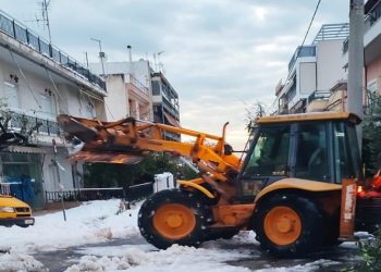 Συνεχίζονται οι αποχιονισμοί και οι κοπές δέντρων στους δρόμους του Βύρωνα