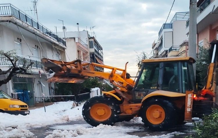Συνεχίζονται οι αποχιονισμοί και οι κοπές δέντρων στους δρόμους του Βύρωνα
